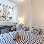 Апартаменти 3 Bedroom Close To The Castle *