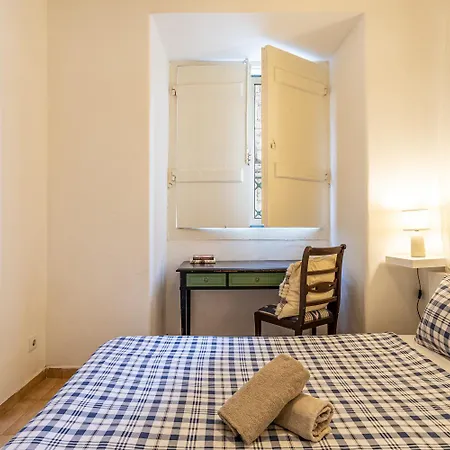 3 Bedroom Close To The Castle Apartment *